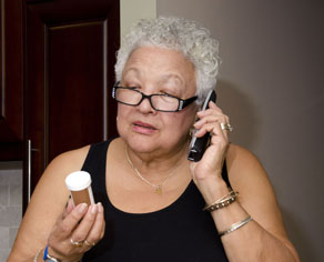 Dame qui appelle au sujet de ses médicaments